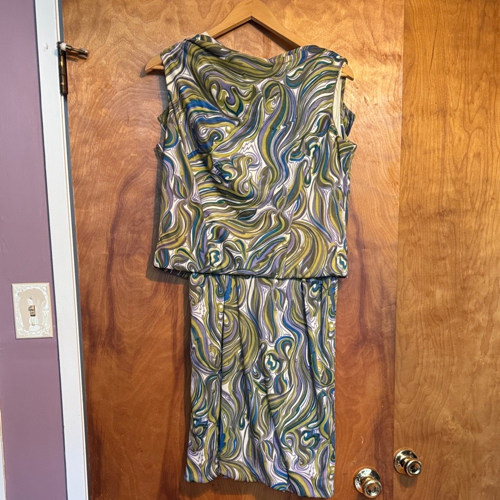Elegant Swirl Midi Dress in Green and Blue